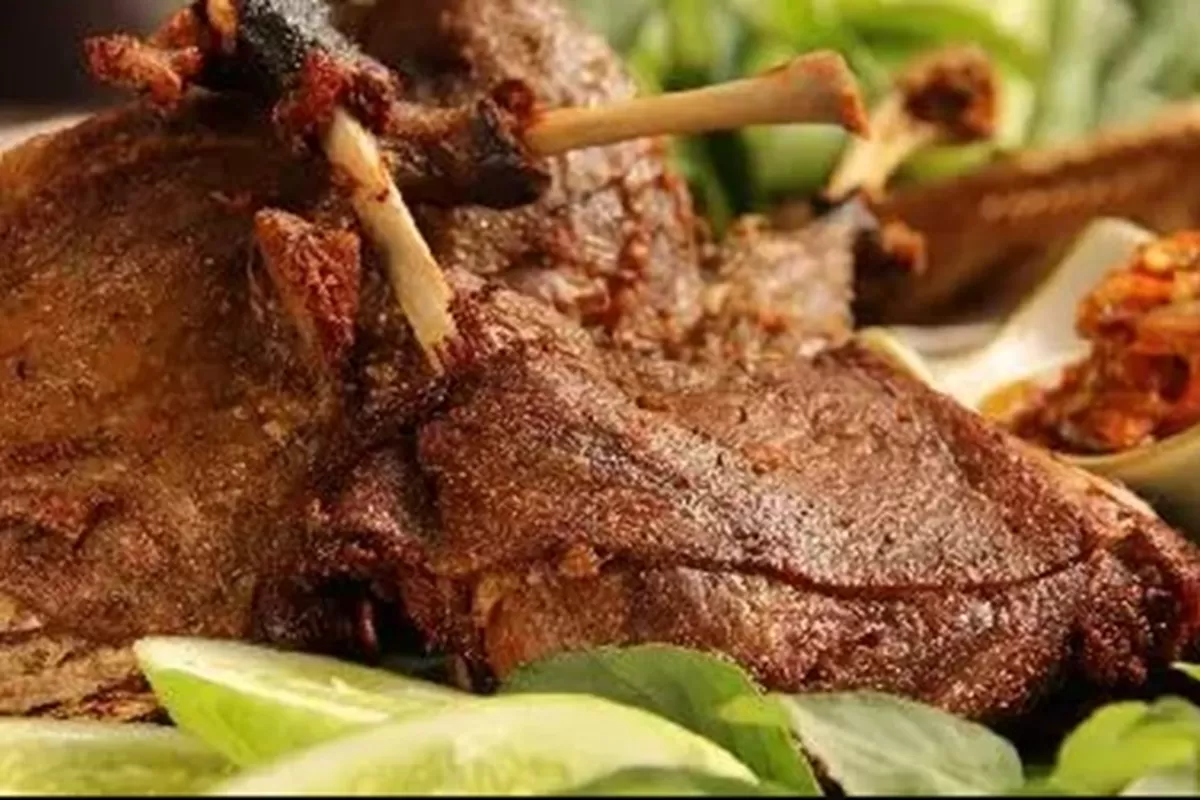 Makan Siang Lezat di Kawunganten dengan Rasa Autentik Bebek Geprek